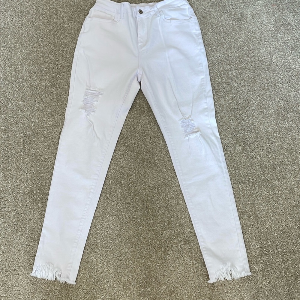 NWOT WOMEN'S STYLISH WHITE DISTRESSED JEANS. SIZE LARGE.